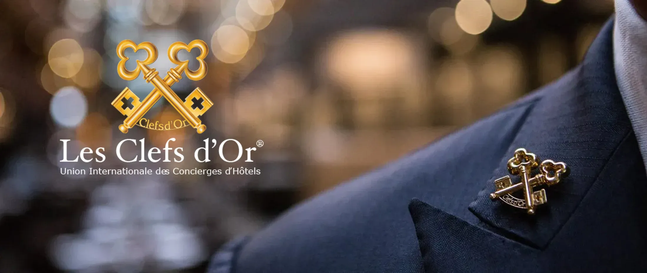 Insignia Les Clefs d'Or en la solapa de un conserje